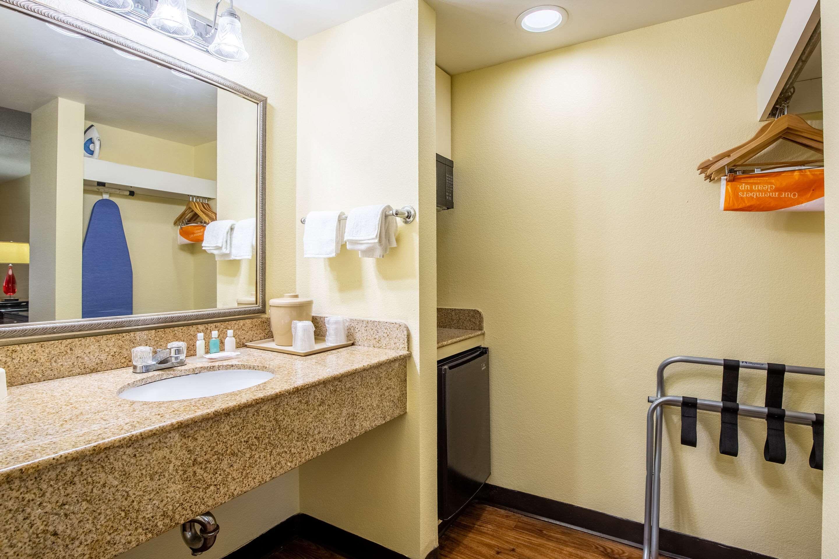 Econo Lodge Naval Station Норфолк Экстерьер фото